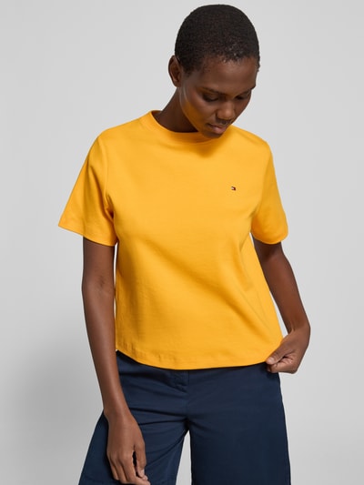 Frauenmodel trägt Boxy Fit T-Shirt aus reiner Baumwolle von Tommy Hilfiger, Optik: Unifarben, Logo-Stitching, Rundhals, Kurzarm, Materialverarbeitung: Interlock, Ganzkörperansicht von vorne.