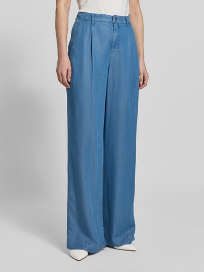 Frauenmodel trägt Wide Fit Jeans aus reinem Lyocell mit Bundfalten von Marc Cain, hellblau, Eingrifftaschen, Paspeltaschen, Teilelastischer Bund, Knopf- und Reißverschluss, Bundweite bei Größe 36: 36 cm, Innenbeinlänge bei Größe 36: 83 cm, Ganzkörperansicht von vorne.