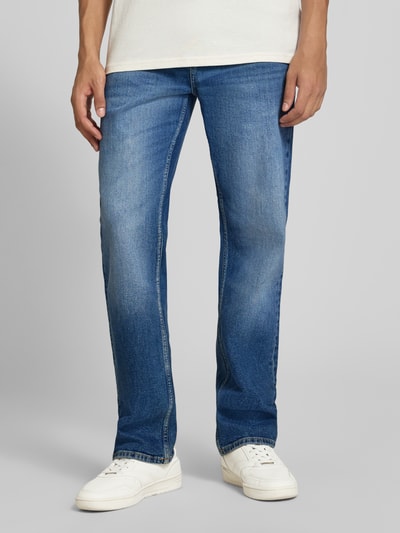 Männermodel trägt blaue Straight Fit Jeans aus Baumwoll-Mix Modell 'SEDGE' von ONLY, glatte Textur, Herren Straight Fit Jeans, Nahaufnahme Oberkörper.