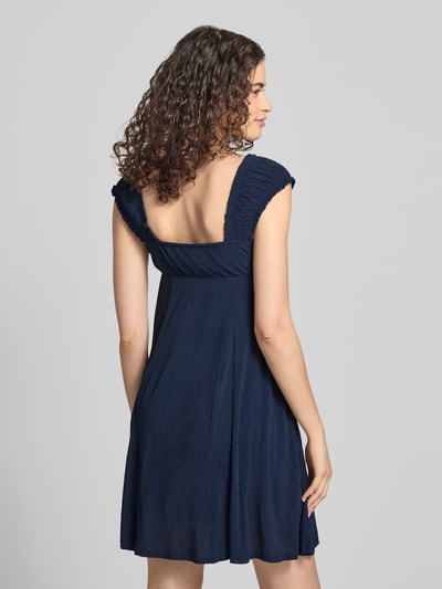 Vrouwenmodel draagt donkerblauwe vrijetijdsjurk met structuurpatroon Ausgestelltes Freizeitkleid mit Strukturmuster model 'HELDA' van ONLY, Ganzlichaamsaanzicht achteraan, dames vrijetijdsjurk van ONLY.