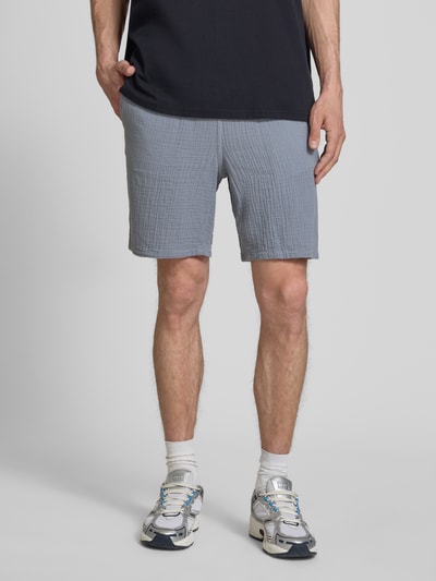 Mannenmodel draagt Shorts met elastische band model 'JAIDEN PATRAS' van Jack & Jones, puur katoen, regular fit, grijs; vooraanzicht, detailopname benen.