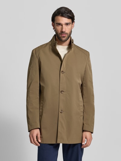 Männermodel trägt Mantel mit durchgehender Knopfleiste von CINQUE in Beige, Gerade Passform, hoher Stehkragen, Eingrifftaschen, Ganzkörperansicht von vorne.