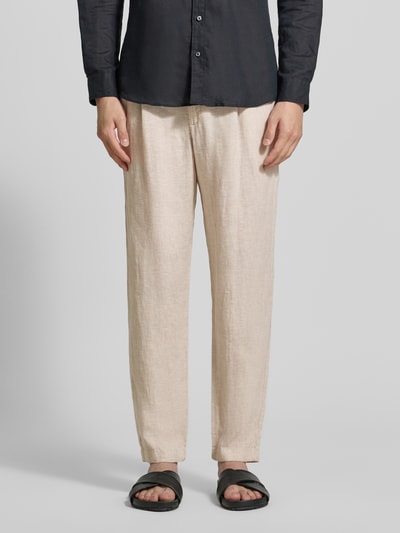 Männermodel trägt Tapered Fit Leinenhose mit steekzakken van MCNEAL in beige, zuiver linnen, tapered fit, maat M, binnenbeenlengte 76 cm, bandwijdte 45 cm. Ganzkörperansicht von vorne.