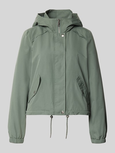 Produktfoto, Regular Fit Parka mit Kapuzenkragen Modell 'ZOA' von VERO MODA in mattem Salbeigrün, glatte Oberfläche, sichtbare Metallknöpfe