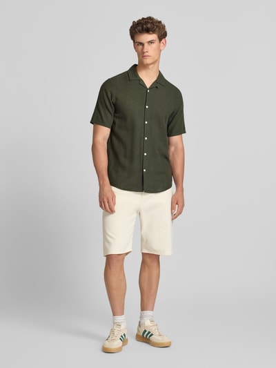 Männermodel trägt Slim Fit Freizeithemd aus Baumwoll-Leinen-Mix Modell 'CAIDEN' von Only & Sons in Melange-Optik, Ganzkörperansicht von vorne.