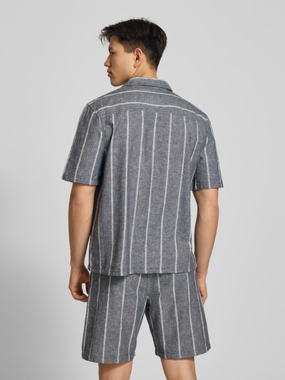 Männermodel trägt Regular Fit Freizeithemd aus Baumwoll-Leinen-Mix mit Reverskragen von REVIEW, grau mit weißen Streifen, Ganzkörperansicht Rückansicht.