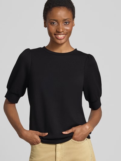 Vrouwenmodel draagt zwarte Dames sweatshirt van Soyaconcept, Materiaalmix met stretch, los model, model 'BANU', ronde hals, ballonmouwen, halflange mouwen. Nahaufnahme Oberkörper.