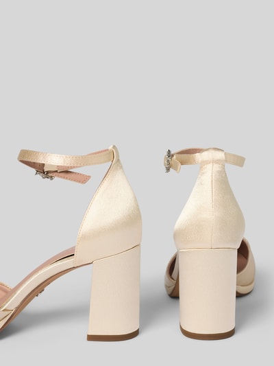 Produktfoto, Pumps mit hohem Blockabsatz von Tamaris, cremefarbener Satin, schimmernd, abgerundete Schuhspitze, strukturiertem Blockabsatz, Label-Prägung, Dornschließe mit Strasssteinbesatz, unifarbene Optik