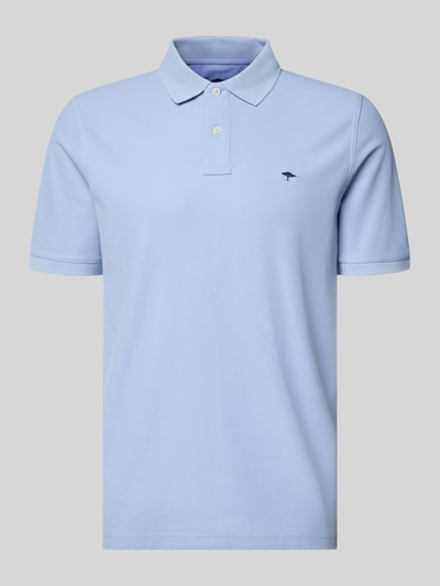 Produktfoto, Regular Fit Poloshirt mit Logo-Stitching von Fynch-Hatton, reine bawełna, krój regular fit, kołnierzyk polo, krótki rękaw, długość tyłu w rozmiarze M: 70 cm, błękitny kolor, gładka faktura
