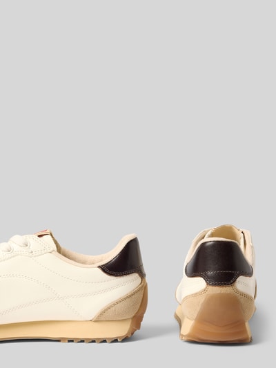 Produktfoto, Regular Fit Sneaker aus reinem Leder Modell 'Beja' von Gant, cremefarbene Oberfläche, Logo-Detail, abgerundete Passform, Absatzhöhe 2 cm, Schafthöhe 8 cm, Schaftweite 10 cm, strukturierte Laufsohle und braune Akzente