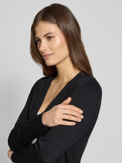 Frauenmodel trägt Regular Fit Cardigan Baumwoll-Viskose-Mix von s.Oliver RED LABEL, Optik: Unifarben, Strick, Nahaufnahme Oberkörper.