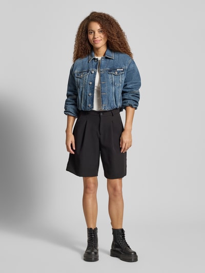 Frauenmodel trägt Cropped Jeansjacke mit Knopfleiste von Calvin Klein Jeans aus reiner Baumwolle im lockeren Schnitt, Ganzkörperansicht von vorne.