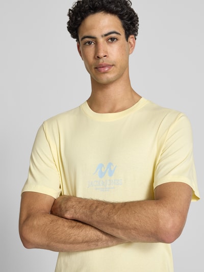 Männermodel trägt Regular Fit T-Shirt mit Logo-Print Modell 'Eres' von Jack & Jones in Hellgelb, reine Baumwolle, Nahaufnahme Oberkörper.