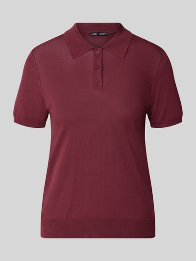 Produktfoto, Poloshirt aus Viskose-Mix Modell 'LUXEN' von MANGO in dunklem Rot, taillierte Passform, Polokragen, kurze Ärmel, gerippte Abschlüsse, Rückenlänge 54 cm, Ärmellänge 21 cm