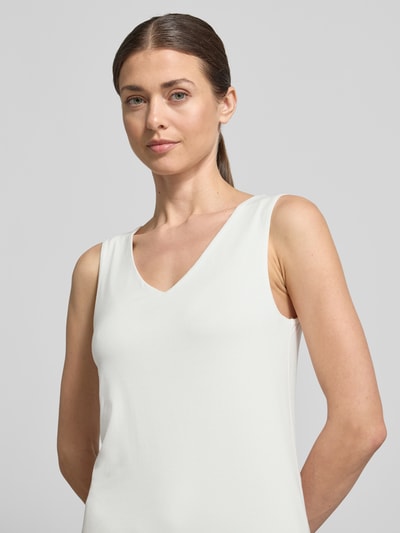 Frauenmodel trägt Top mit V-Ausschnitt Modell 'Marica' von Soyaconcept, Lyocell-Elasthan-Mix, Slim-Fit, cremeweiß, Nahaufnahme Oberkörper. Rückenlänge bei Größe S: 60 cm.