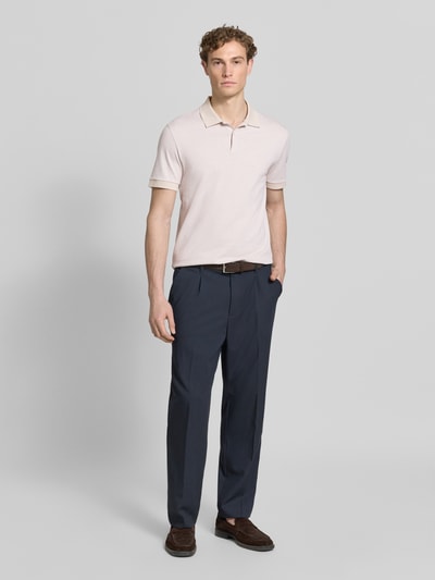 Männermodel trägt Regular Fit Poloshirt aus reiner Baumwolle Modell 'H-PARLAY 102' von BOSS, Bi-Color Optik, Ganzkörperansicht von vorne.