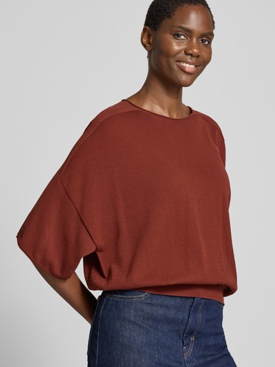 Frauenmodel trägt Strickshirt mit Rundhalsausschnitt Modell 'DILARY' von Drykorn aus Reine Baumwolle, Regular-Fit, einfarbig, Nahaufnahme Oberkörper.