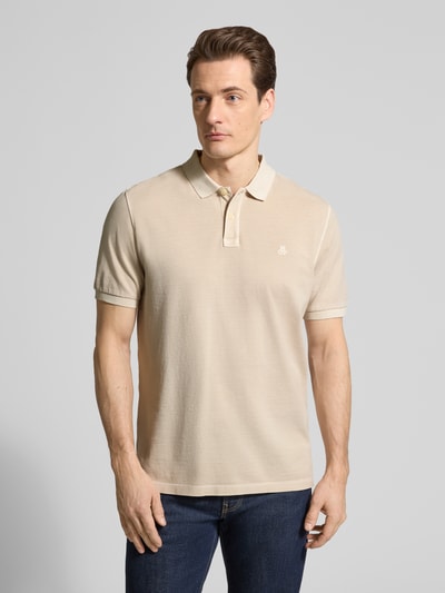 Männermodel trägt Regular Fit Poloshirt aus reiner Baumwolle von Marc O'Polo, unifarben, Logo-Stitching, Ganzkörperansicht von vorne