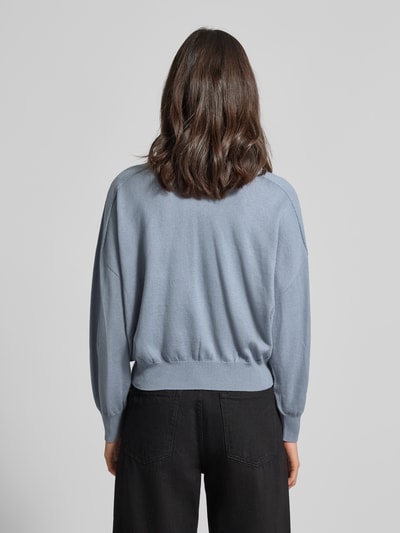 Kobiece modelka ma na sobie Strickpullover aus Baumwoll-Kaschmir-Mix Modell 'RISORY' od Drykorn, relaxed fit, niebieski, widok całej sylwetki od tyłu