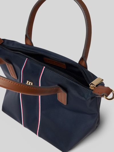 Produktfoto, Henkeltasche mit gestickten Kontraststreifen von Tommy Hilfiger, efekt: jednolity kolor, zamek błyskawiczny, główna przegroda, przegródka wewnętrzna zapinana na zamek błyskawiczny, aplikacja z logo z metalu, uchwyt, odpinany pasek na ramię
