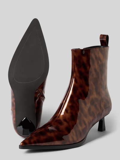 Produktfoto, Stiefeletten mit Allover-Animal-Print von Marc Cain Bags & Shoes, zamek błyskawiczny, obcas szpilka, gładka podeszwa, wysokość obcasa: 5 cm, wysokość cholewki: 17 cm, szerokość cholewki: 11 cm, zwierzęcy nadruk na całej powierzchni, brązowe tony, błyszcząca powierzchnia