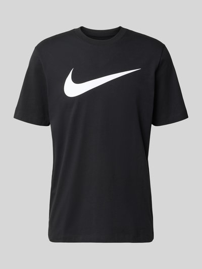 Produktfoto, Herren T-Shirt mit Logo-Print Modell 'Swoosh' von Nike aus Reine Baumwolle in Schwarz mit weißem Logo, Gerader-Schnitt, Rundhalsausschnitt, Rückenlänge bei Größe M: 73 cm
