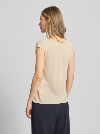 Frauenmodel trägt Relaxed Fit T-Shirt aus Viskose-Mix von s.Oliver BLACK LABEL in Optik: Unifarben mit Effektgarn-Details, geripptem Rumpfabschluss, Strick, Ganzkörperansicht Rückansicht.