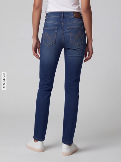 Frauenmodel trägt Straight Fit Jeans aus Baumwoll-Mix Modell 'Carrie' von MAC, mittleres Blau, schlichte Struktur, Ganzkörperansicht Rückansicht, Damen Straight Fit Jeans von MAC, KI-modifiziertes Bild.