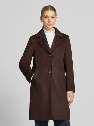 Modelka nosi Regular Fit płaszcz z dodatkiem wełny od s.Oliver RED LABEL, ciemnobrązowy, gładka faktura, widok całej sylwetki z przodu.