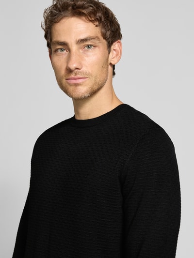 Männermodel trägt schwarzen Regular Fit Strickpullover aus Viskose-Mix von Antony Morato, Rundhalsausschnitt, Nahaufnahme Oberkörper.