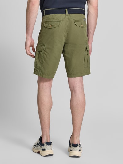 Männermodel trägt Regular Fit Bermudas mit Cargo-Taschen von Petrol in Khaki, Reine Baumwolle, Gesäßtaschen, Ganzkörperansicht Rückansicht.