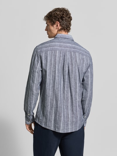 Männermodel trägt Regular Fit Freizeithemd aus Leinen-Baumwoll-Mix mit Kentkragen von MCNEAL, Streifenmuster, Ganzkörperansicht Rückansicht. Rückenlänge bei Größe M: 76 cm, Schulterbreite: 47 cm, Ärmellänge: 67 cm.