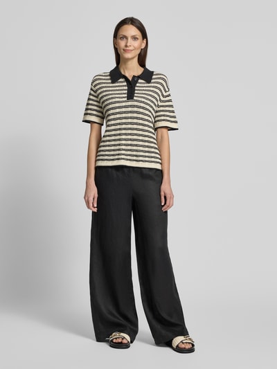 Frauenmodel trägt Wide Leg Leinenhose mit elastischem Bund Modell 'MOSSI' von ECOALF, reines Leinen, schwarz, Ganzkörperansicht von vorne.