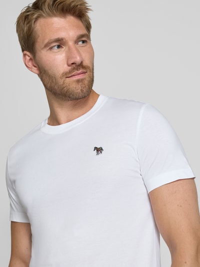 Männermodel trägt Regular Fit T-Shirt aus reiner Baumwolle von Paul Smith, weiß, Label-Stitching, Nahaufnahme Oberkörper.