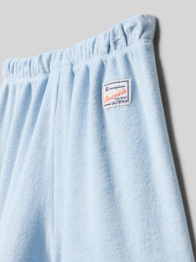 Produktfoto, hellblaue Straight Fit Shorts mit Logo-Print von CHAMPION, Baumwoll-Mix, elastischer Bund, strukturierte Oberfläche