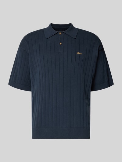 Produktfoto, Regular Fit Strick-Poloshirt mit Label-Stitching von BLKVIS in Dunkelblau, Reine Baumwolle, Ripp-Optik, Knopfleiste.