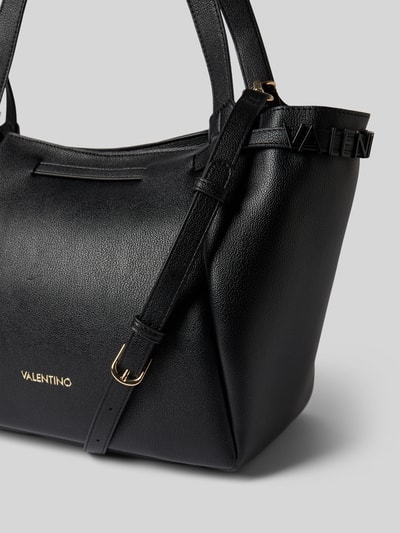 Produktfoto, schwarze Handtasche mit Label-Applikation Modell 'MEDEA' von VALENTINO BAGS, goldene Details, strukturierte Lederoptik, sichtbarer Schulterriemen, Hauptfach mit Magnetverschluss, Tragehenkel, Maße: 34x30x18 cm, Länge Schulterriemen 120 cm