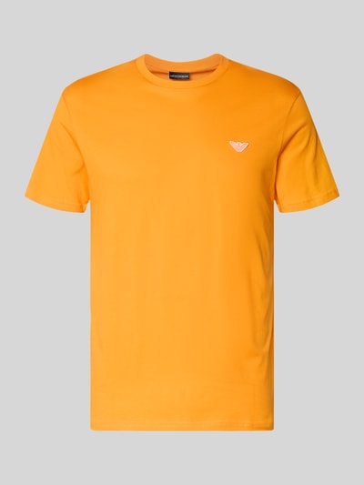 Produktfoto, T-Shirt mit Logo-Patch und Rundhalsausschnitt von Emporio Armani in leuchtendem Orange, reine Baumwolle, Modern Fit, dezentes Logo auf der Brust, für Herren, Rückenlänge bei Größe M: 69 cm, glatte Textur, klar definierte Nähte.