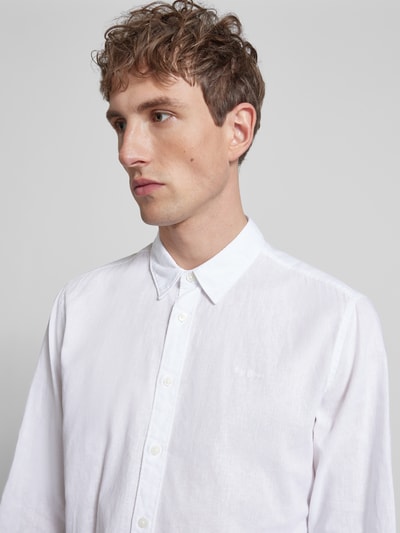 Männermodel trägt Regular Fit Freizeithemd aus Leinen-Baumwoll-Mix Modell 'PAYTON' von Pepe Jeans, unifarben, Nahaufnahme Oberkörper.