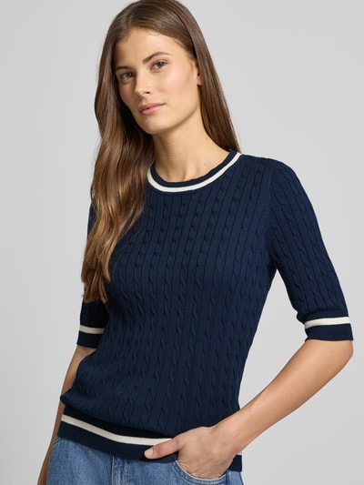 Vrouwenmodel draagt 'Strickpullover mit gerippten Abschlüssen' van Christian Berg Woman in donkerblauw, katoenmix, regular fit, ronde hals, halve mouw, contrasterende geribde randen, vooraanzicht borst close-up.