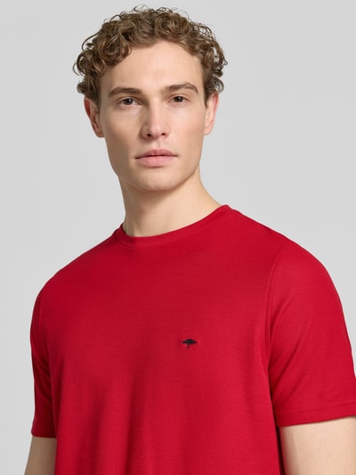 Männermodel trägt Regular Fit T-Shirt mit Logo-Stitching von Fynch-Hatton in Rot aus Reine Baumwolle, Rundhalsausschnitt, Nahaufnahme Oberkörper. Herren T-Shirt, Rückenlänge bei Größe M: 68 cm.