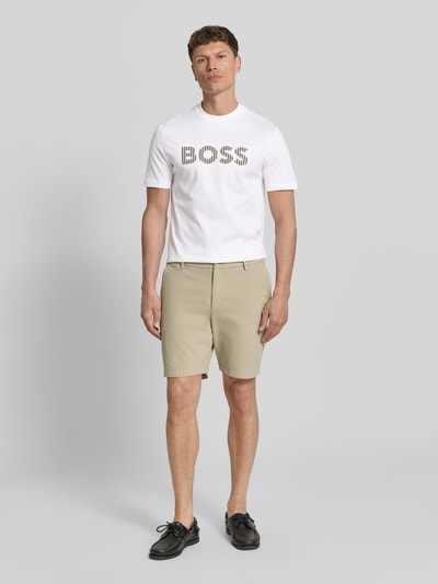 Męski model nosi Regular Fit T-Shirt aus reiner Baumwolle Modell 'C-THOMPSON 41' von BOSS w kolorze jednolitym, aplikacja z wyhaftowanym logo, okrągły dekolt, krótki rękaw, wykończenie materiału merceryzacja, 100% bawełna, ganzkörperansicht von vorne.