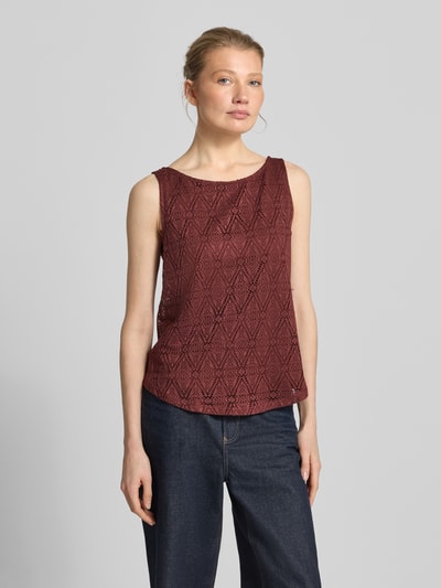 Frauenmodel trägt Regular Fit Tank Top Modell 'MAYA' von Vero Moda in Unifarbe mit Spitze und Rundhalsausschnitt, Vorderansicht Ganzkörperaufnahme.