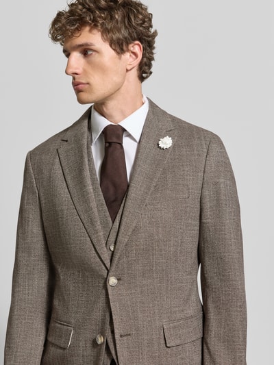 Männermodel trägt Slim Fit 2-Knopf-Sakko mit Reverskragen von MCNEAL aus Material-Mix mit Viskose-Anteil, Blumen-Detail, Brustleistentasche, Pattentaschen, braune Farbe, feine Struktur, Nahaufnahme Oberkörper. Rückenlänge 71 cm, Schulterbreite 44 cm, Ärmellänge 66 cm bei Größe 50.