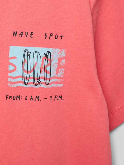 Mädchen trägt Regular Fit T-Shirt aus reiner Baumwolle von s.Oliver RED LABEL, Optik: Unifarben, Motiv-Print, Nahaufnahme Oberkörper.