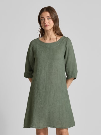 Frauenmodel trägt Leinenkleid mit Rundhalsausschnitt Modell 'Le44tizia' von ZABAIONE, A-Linie Minikleid in Grün, strukturierte Oberfläche, 3/4-Arm, Rückenlänge 82 cm, Brustweite 43 cm, Ärmellänge 28 cm, Ganzkörperansicht von vorne.