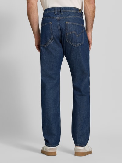 Männermodel trägt Relaxed Fit Jeans aus reiner Baumwolle Modell 'TTWAYLEN' von Tom Tailor Denim in Dunkelblau, Ganzkörperansicht Rückansicht, Herren Relaxed Fit Jeans von Tom Tailor Denim.