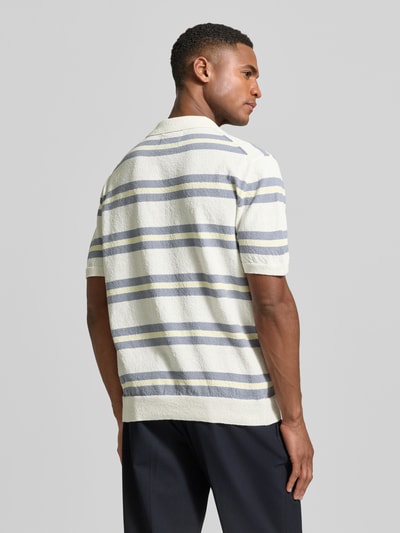Männermodel trägt Slim Fit Poloshirt in Strick-Optik von JAKE*S STUDIO MEN, creme-weiß mit blauen und grauen Streifen, Material-Mix, Rückansicht.