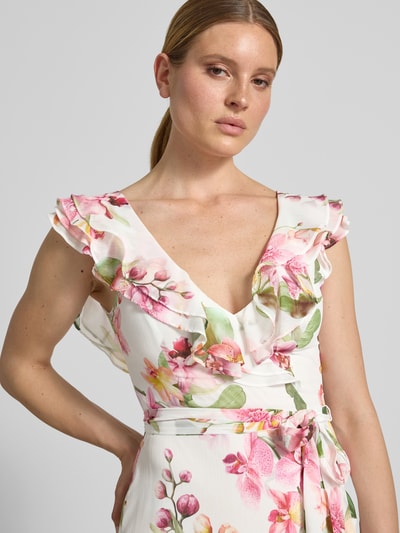 Vrouwenmodel draagt Maxikleid mit Volants und Bindegürtel van V by Vera Mont in chiffon met bloemenprint, a-lijn, V-hals, bindriem, nahaufnahme bovenlichaam.