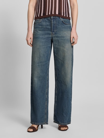 Frauenmodel trägt Wide Leg Jeans im 5-Pocket-Design Modell 'DULCE' von Mango aus Reine Baumwolle, Ausgestellter Schnitt, Knopf-Reißverschluss, in mittlerem Blau, Jeans-Look, Bundweite 40 cm, Innenbeinlänge 84 cm, Ganzkörperansicht von vorne.